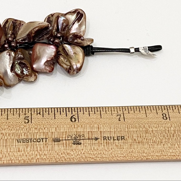 Mother of Pearl Brown Flower Bracelet - Picture 11 of 12